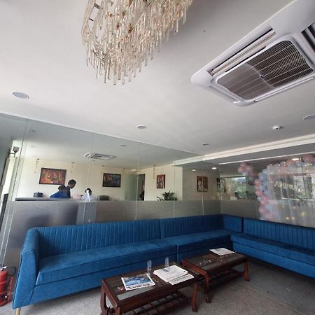 Rr Galaxy Hotel Gurgaon Bagian luar foto