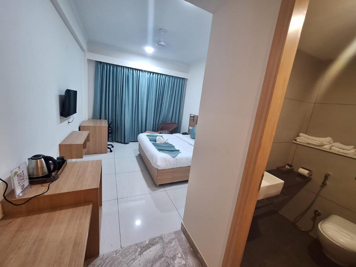 Rr Galaxy Hotel Gurgaon Bagian luar foto