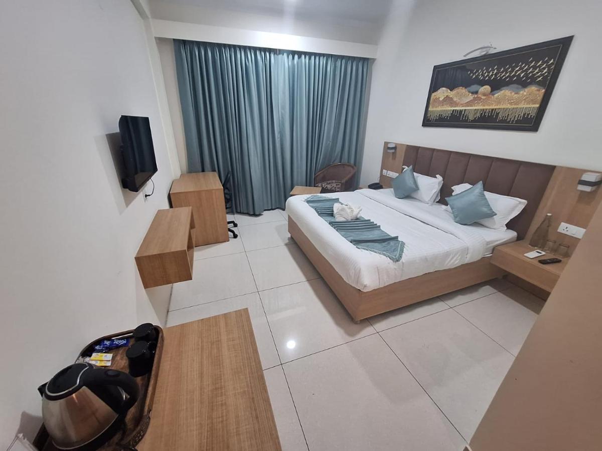 Rr Galaxy Hotel Gurgaon Bagian luar foto