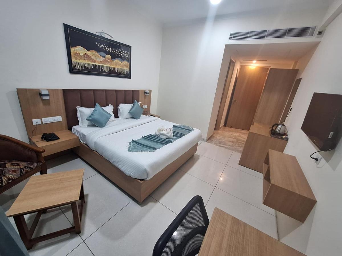 Rr Galaxy Hotel Gurgaon Bagian luar foto