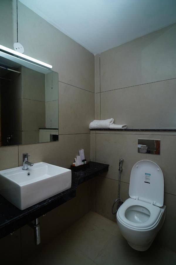 Rr Galaxy Hotel Gurgaon Bagian luar foto