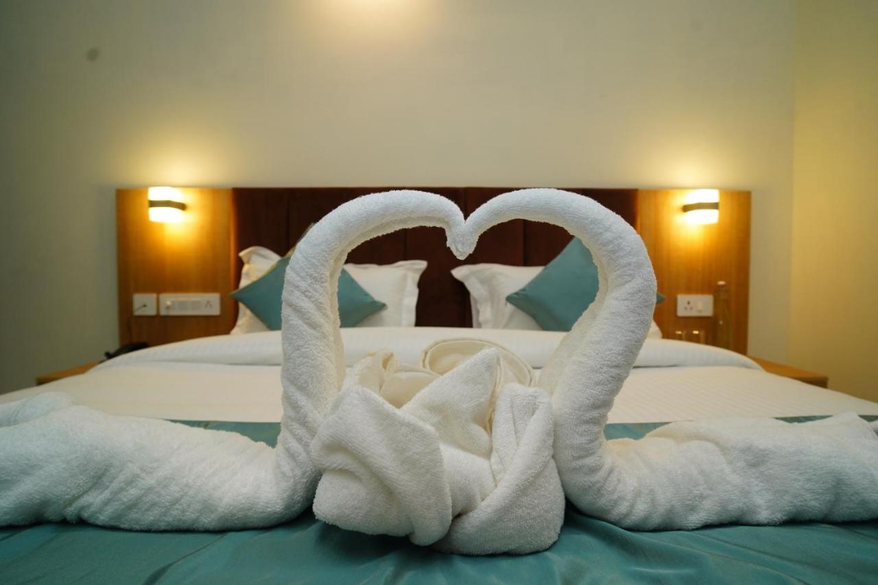 Rr Galaxy Hotel Gurgaon Bagian luar foto
