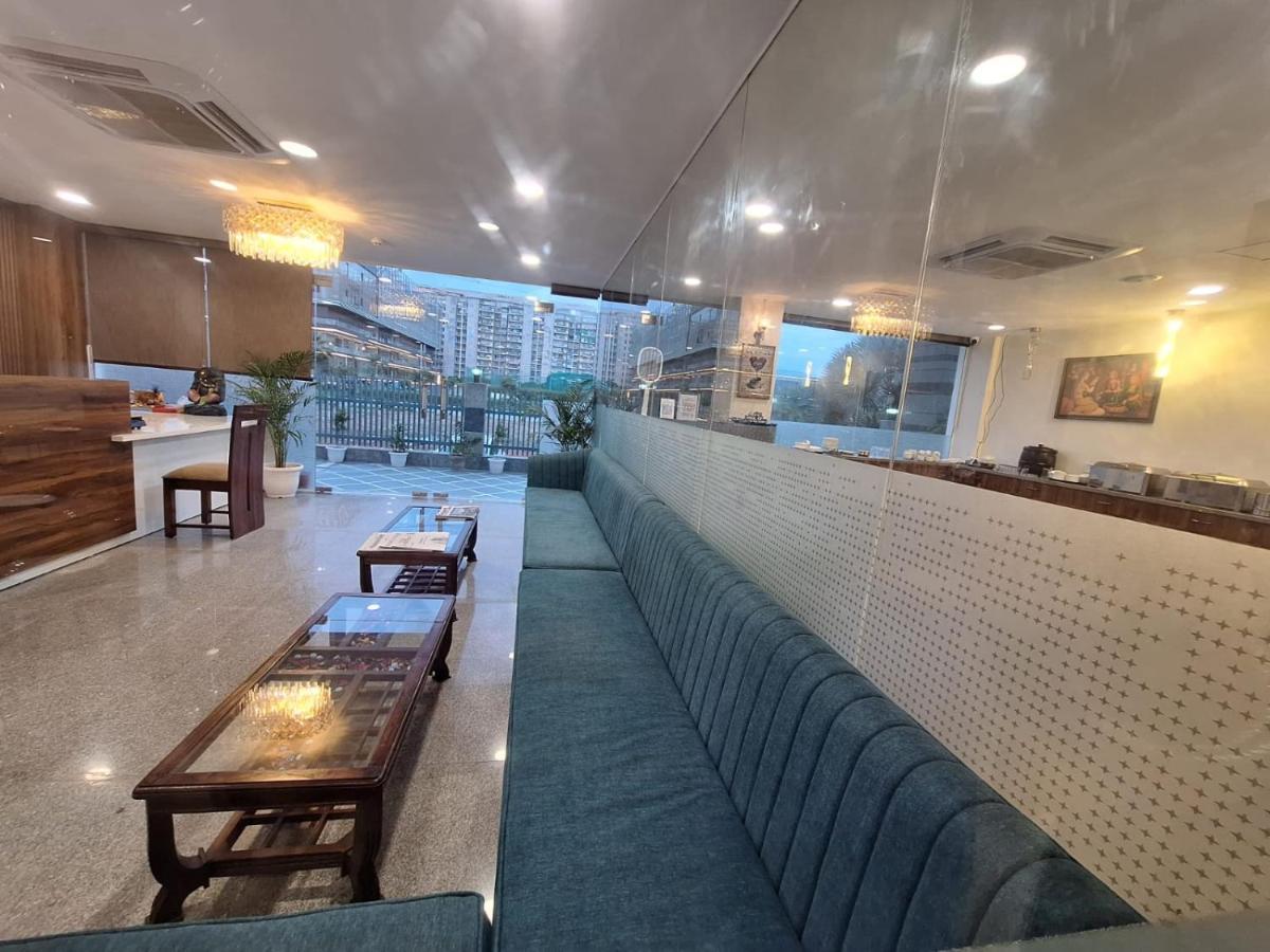 Rr Galaxy Hotel Gurgaon Bagian luar foto