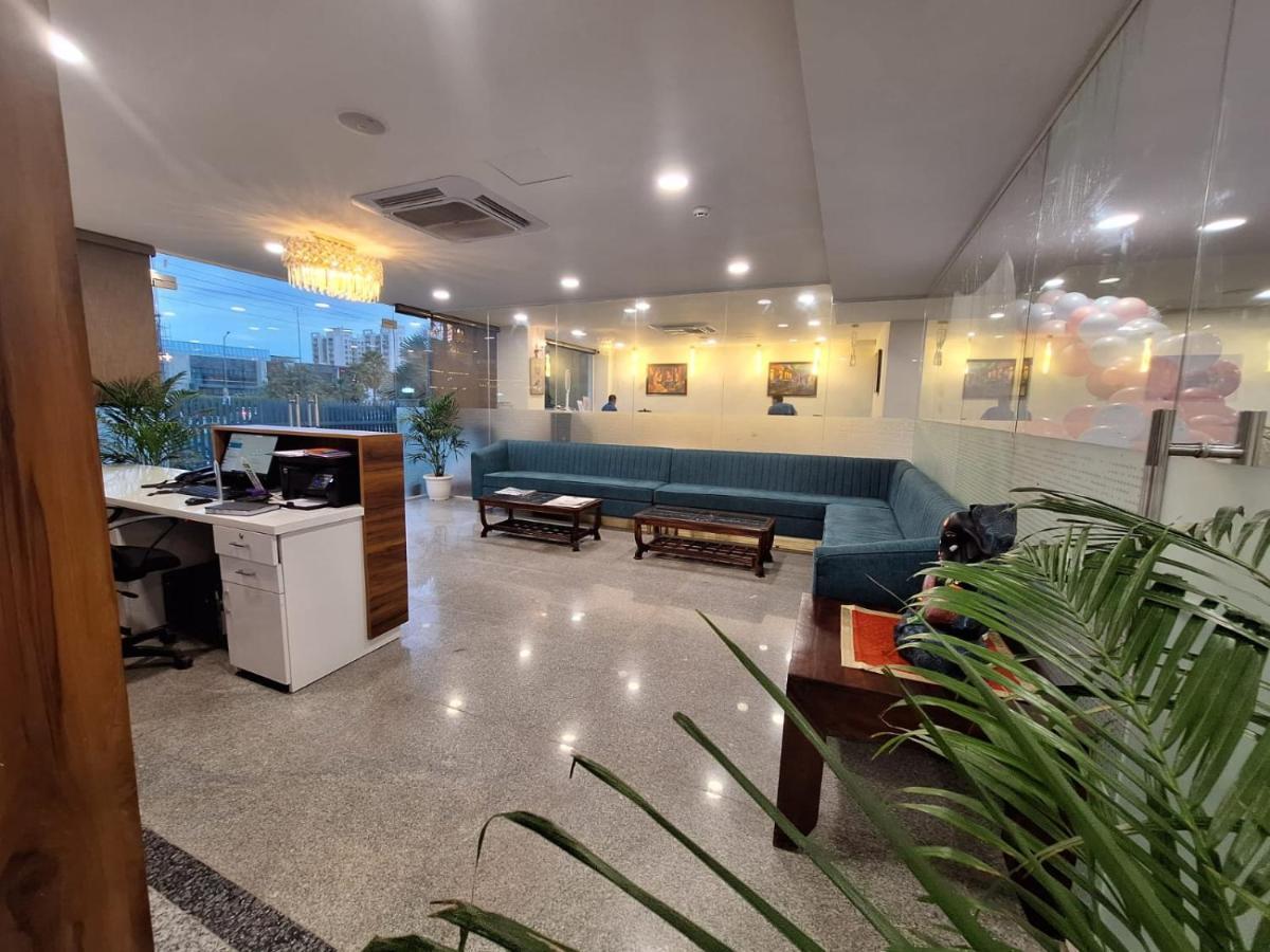 Rr Galaxy Hotel Gurgaon Bagian luar foto