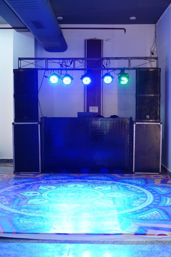 Rr Galaxy Hotel Gurgaon Bagian luar foto