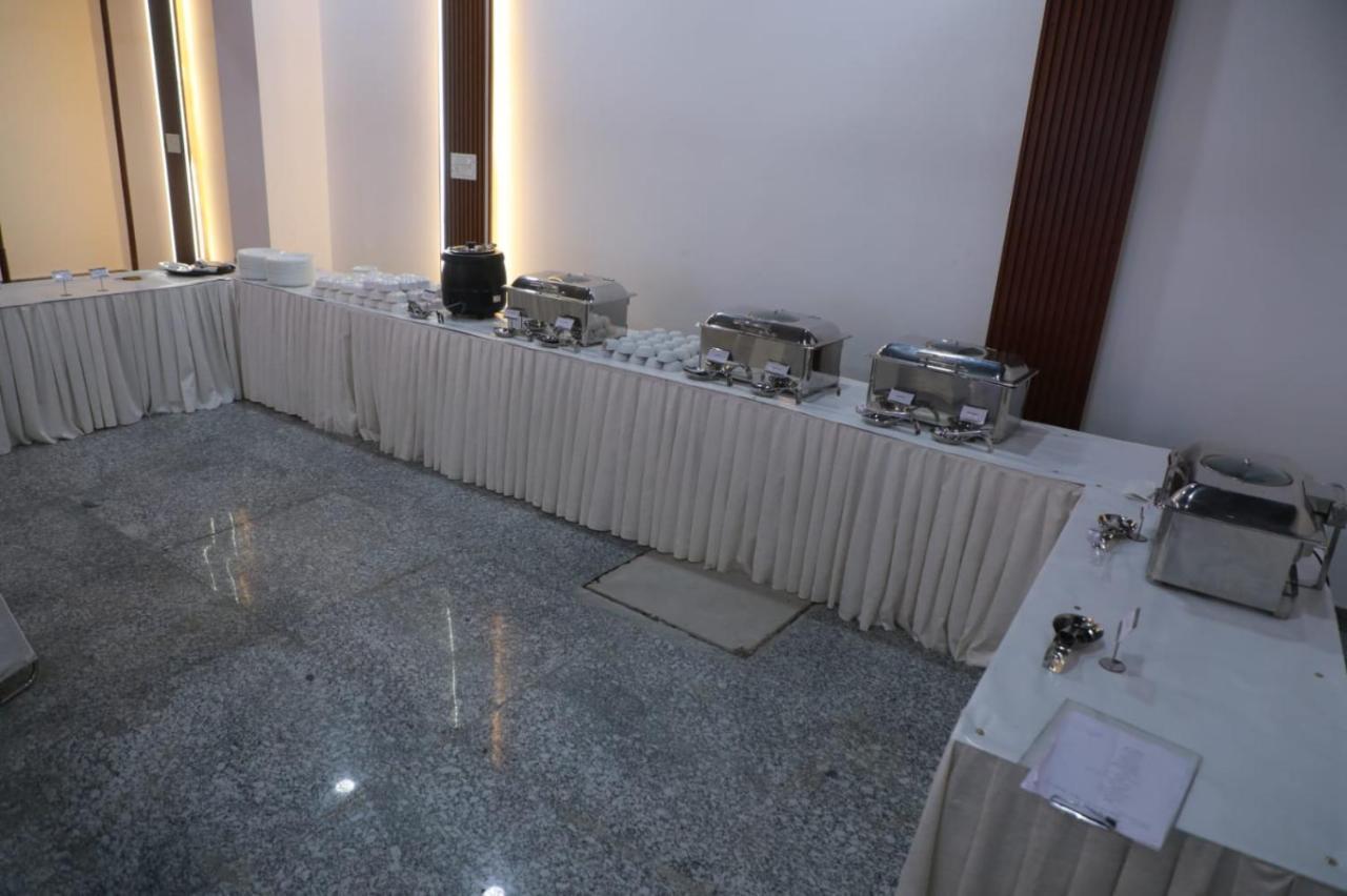Rr Galaxy Hotel Gurgaon Bagian luar foto