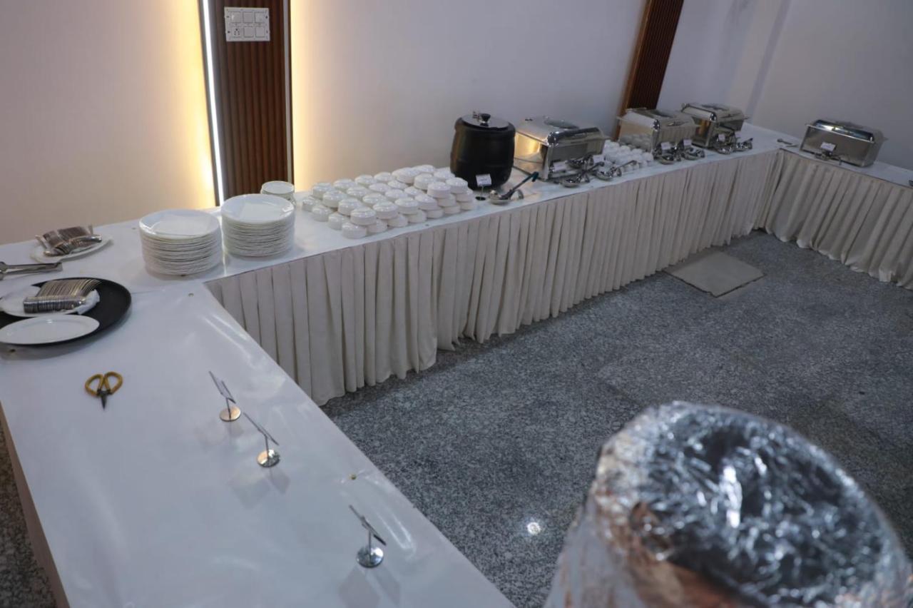 Rr Galaxy Hotel Gurgaon Bagian luar foto