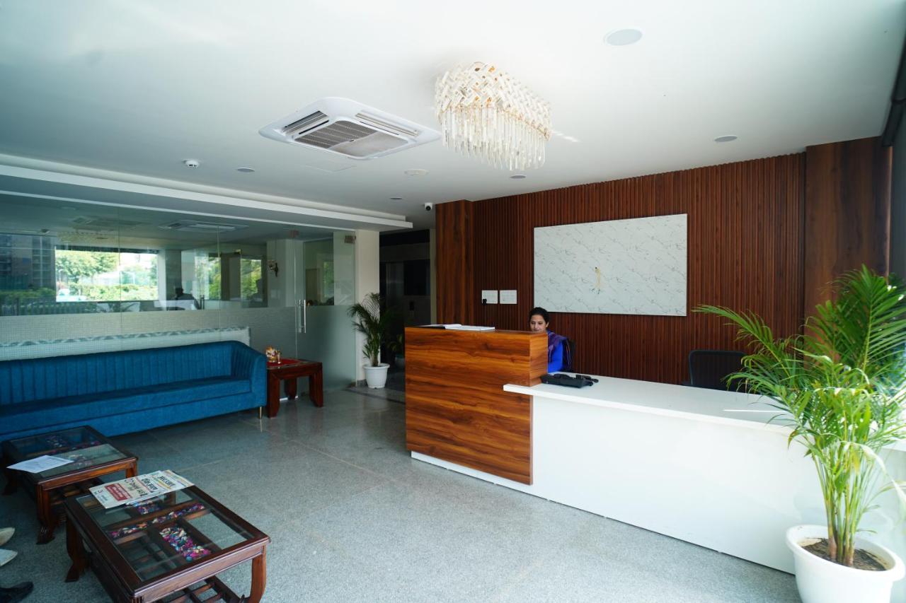Rr Galaxy Hotel Gurgaon Bagian luar foto
