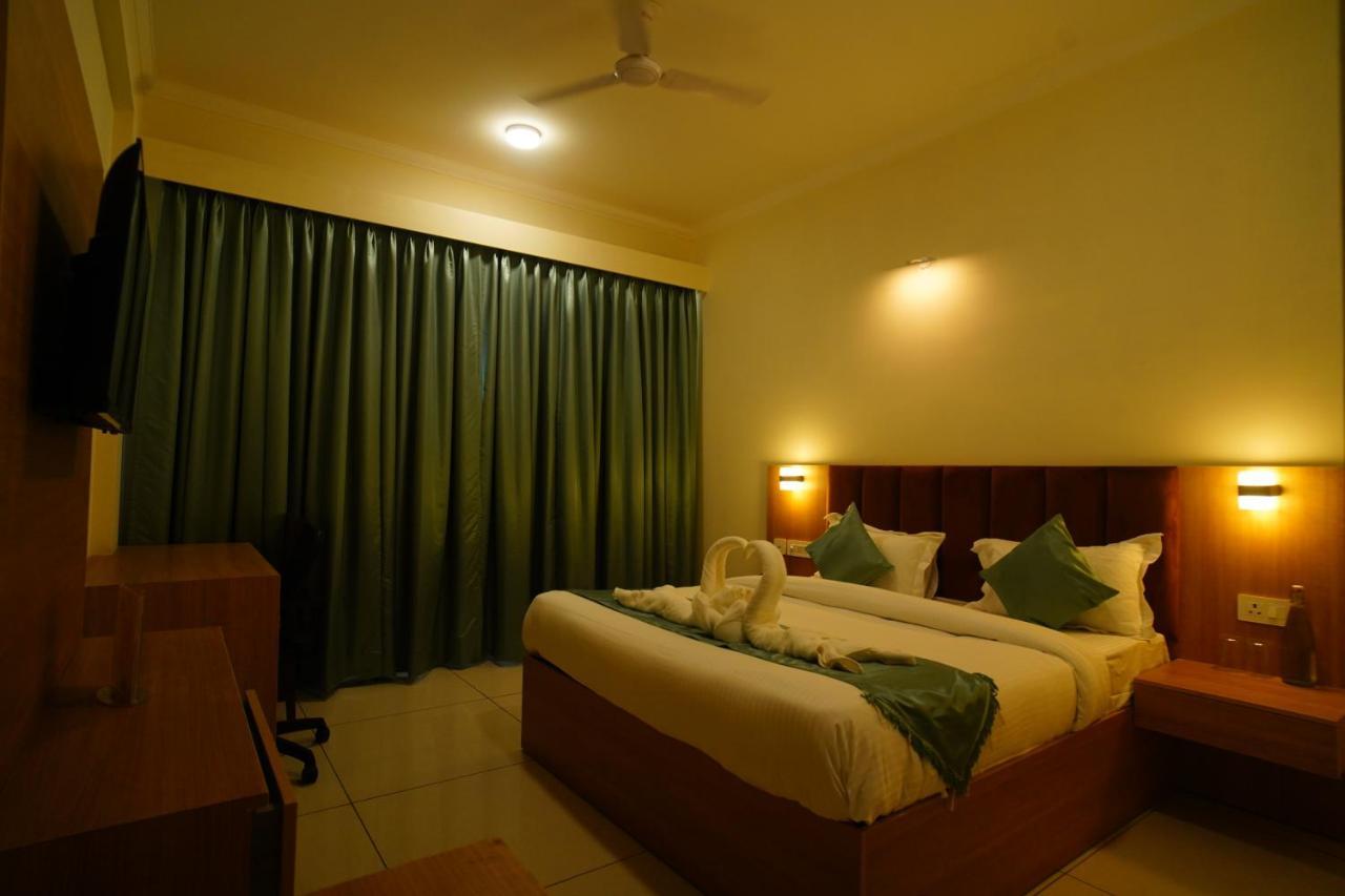 Rr Galaxy Hotel Gurgaon Bagian luar foto