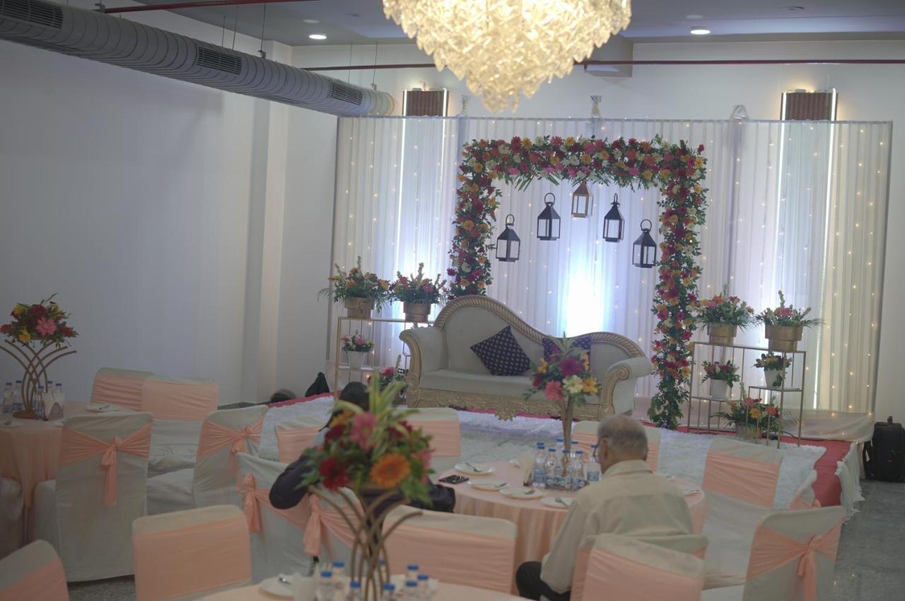 Rr Galaxy Hotel Gurgaon Bagian luar foto