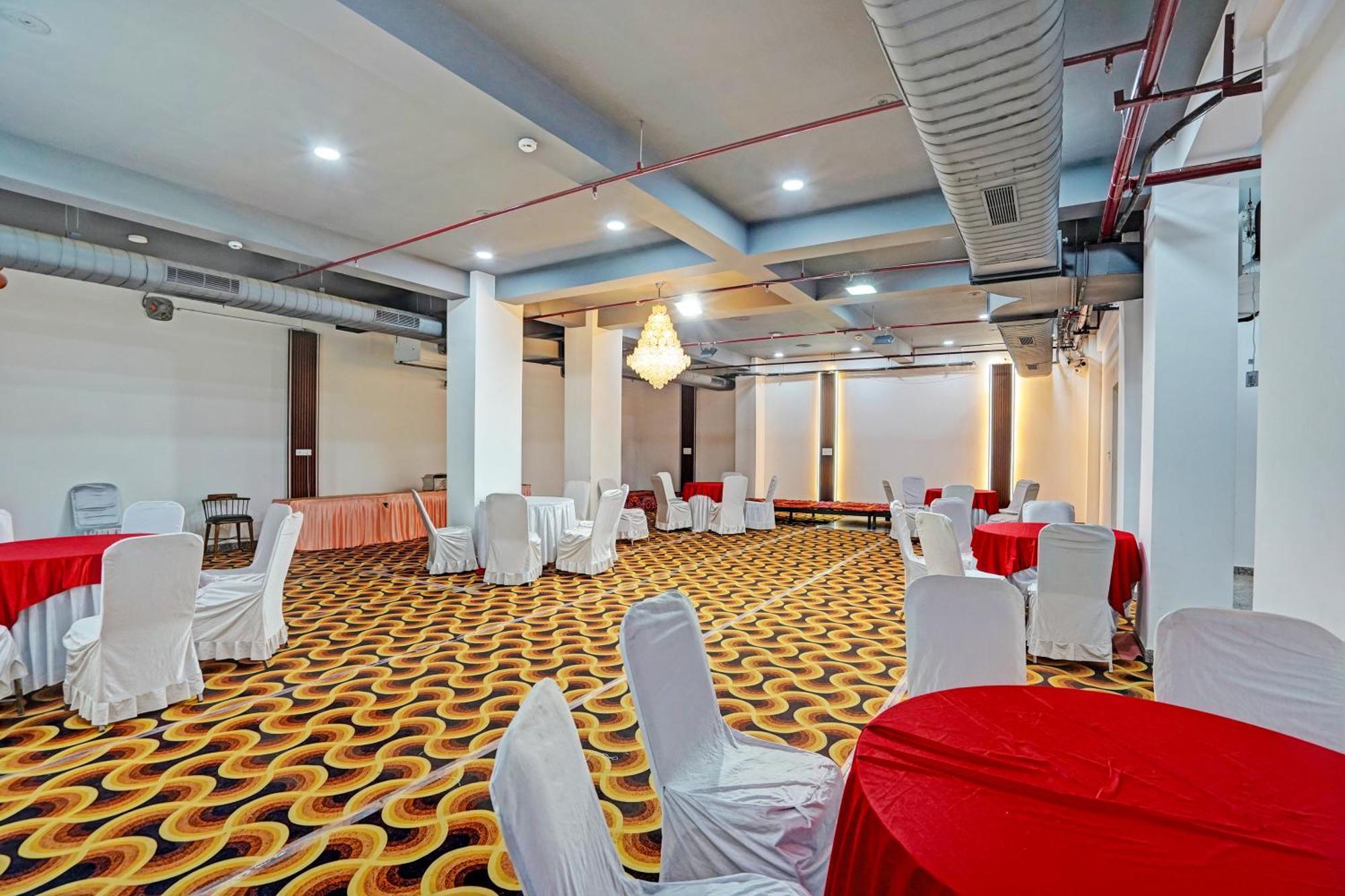 Rr Galaxy Hotel Gurgaon Bagian luar foto