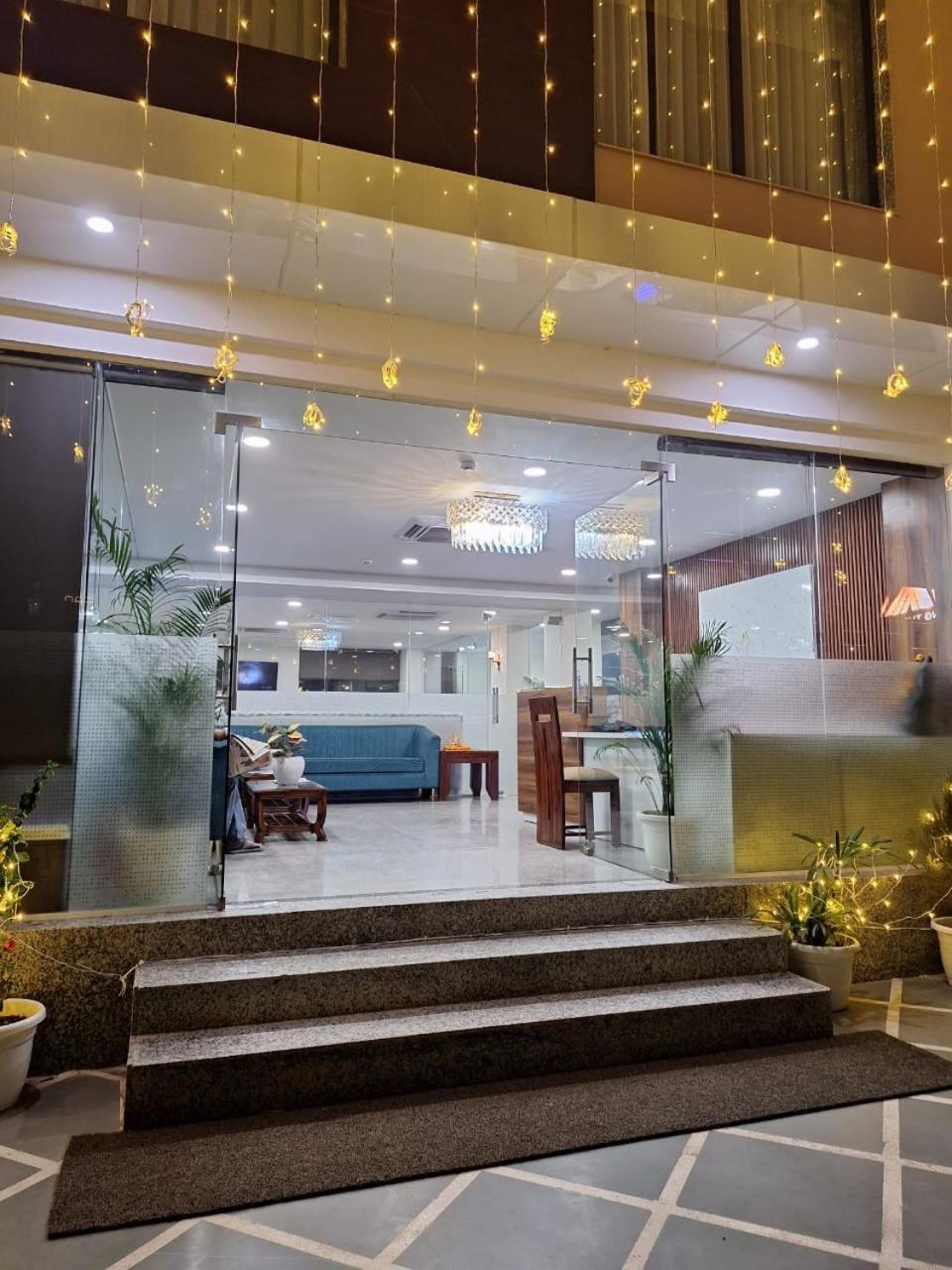 Rr Galaxy Hotel Gurgaon Bagian luar foto