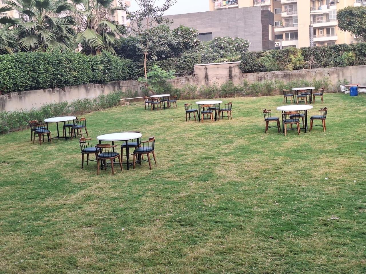 Rr Galaxy Hotel Gurgaon Bagian luar foto