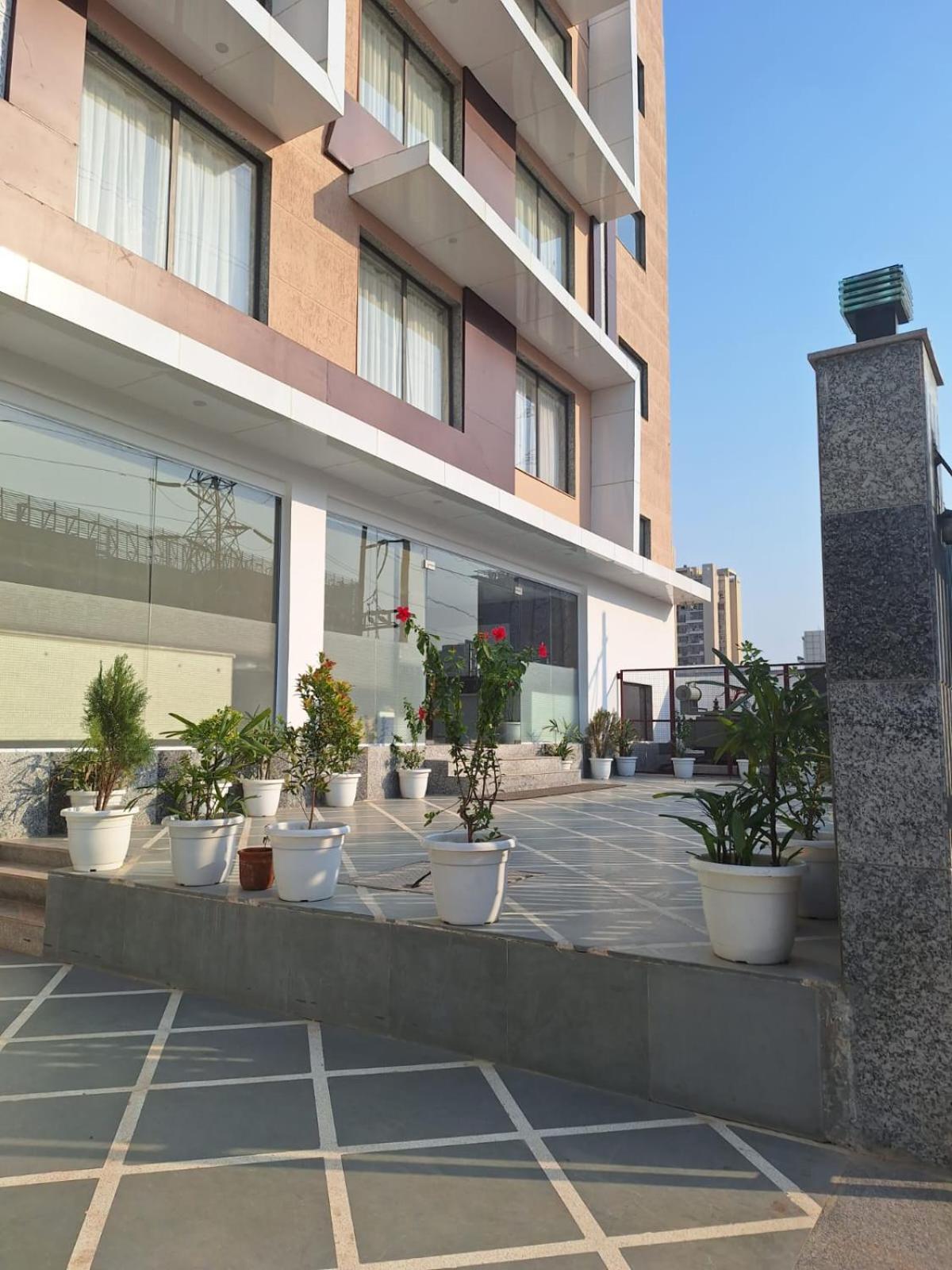 Rr Galaxy Hotel Gurgaon Bagian luar foto