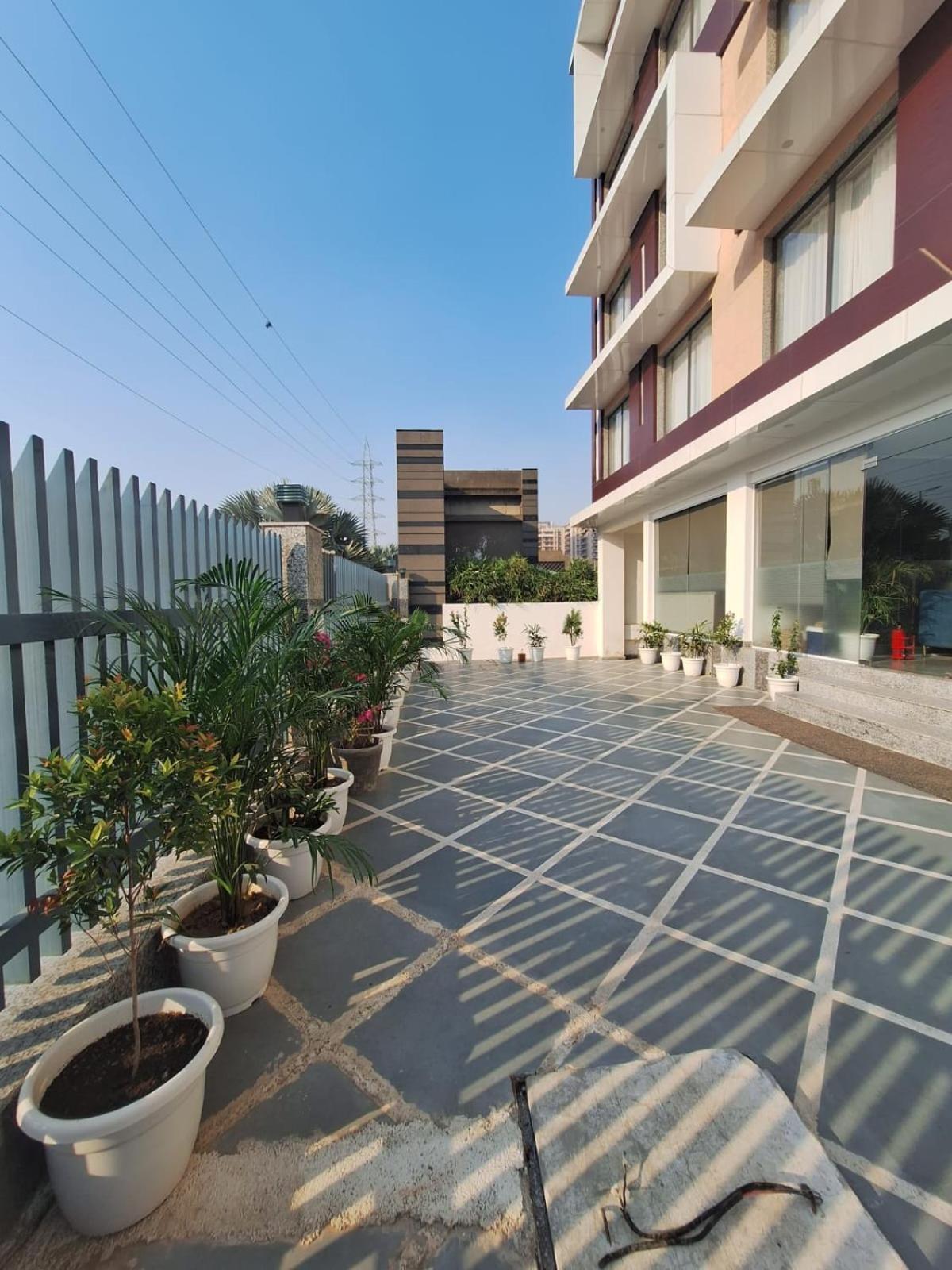 Rr Galaxy Hotel Gurgaon Bagian luar foto