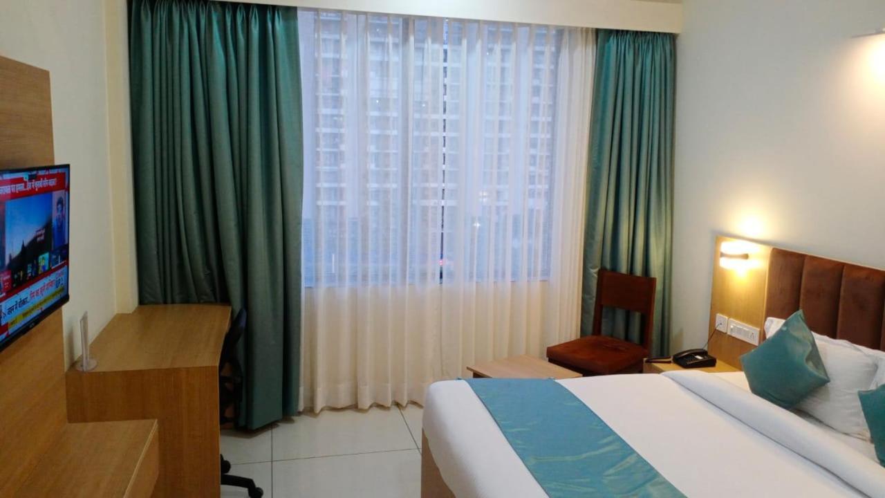 Rr Galaxy Hotel Gurgaon Bagian luar foto