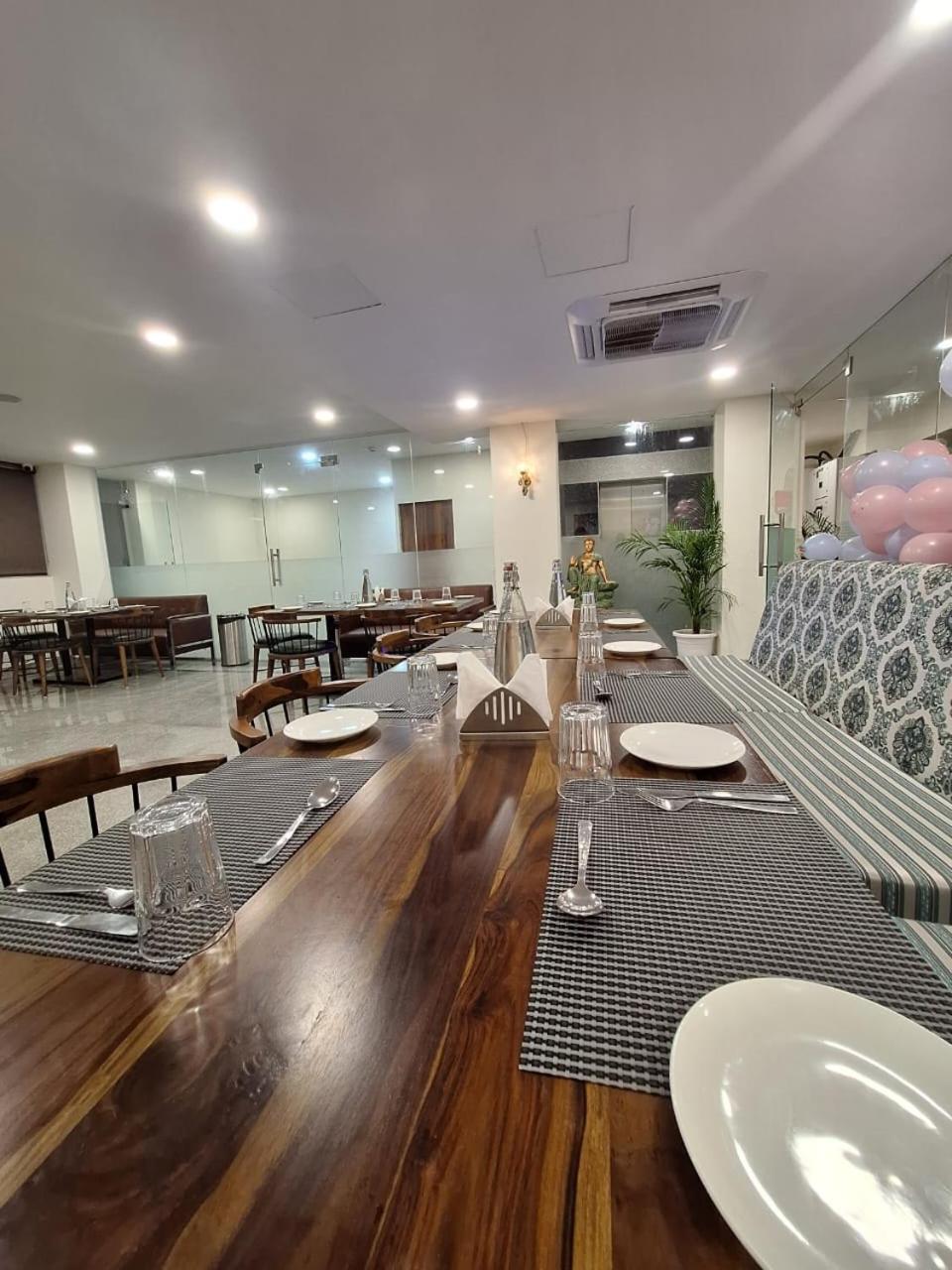 Rr Galaxy Hotel Gurgaon Bagian luar foto