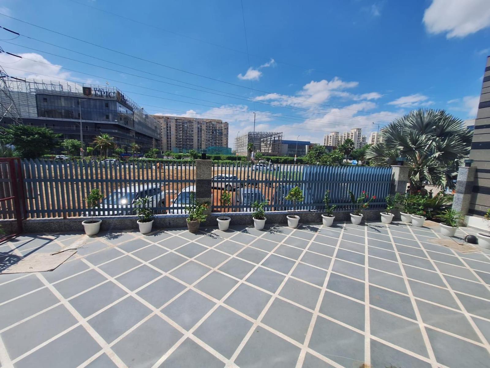 Rr Galaxy Hotel Gurgaon Bagian luar foto