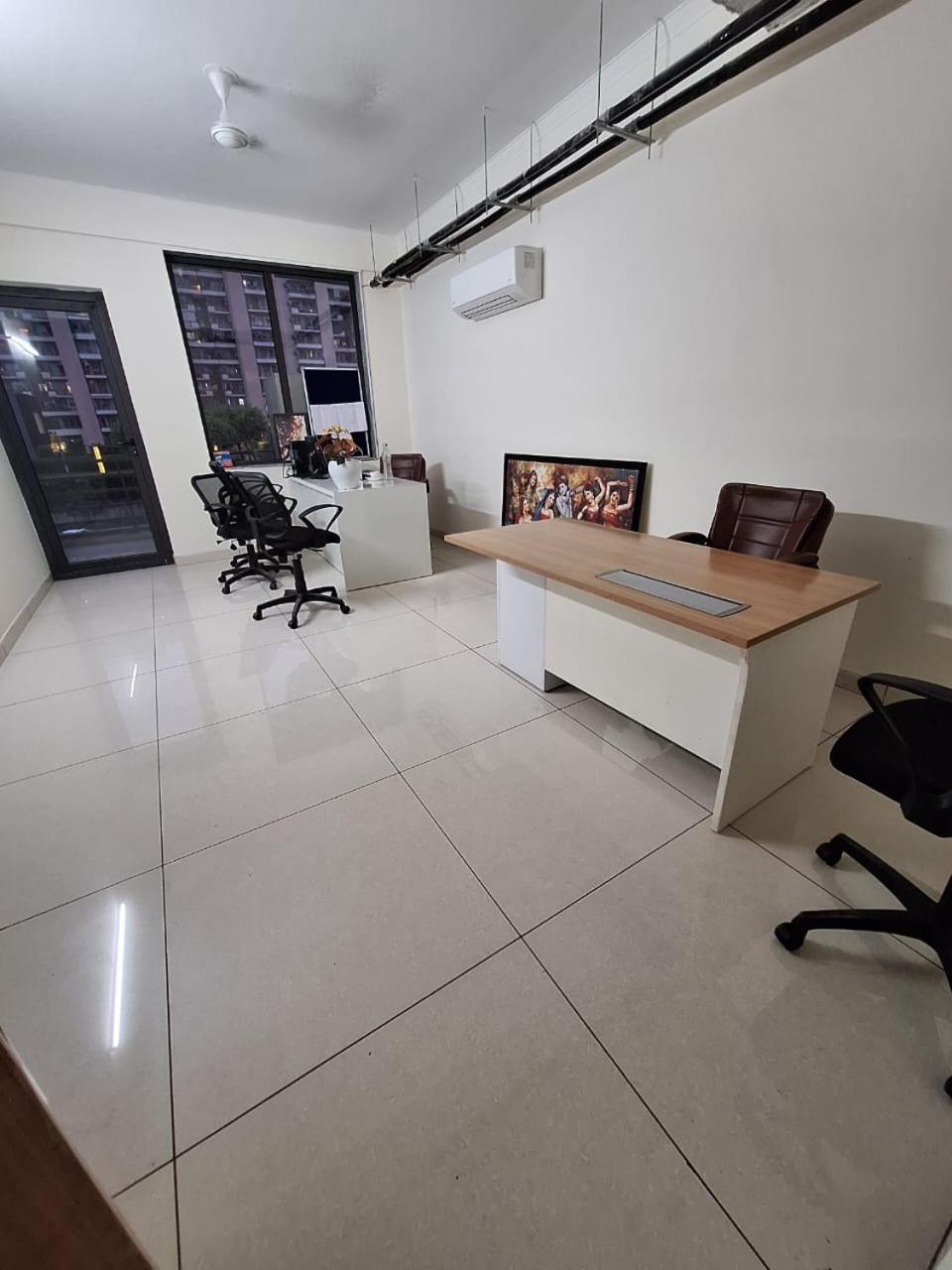 Rr Galaxy Hotel Gurgaon Bagian luar foto